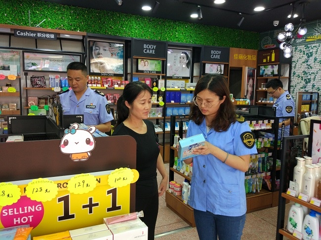 枞阳县市场监管局执法人员在会宫镇一化妆品经营企业检查